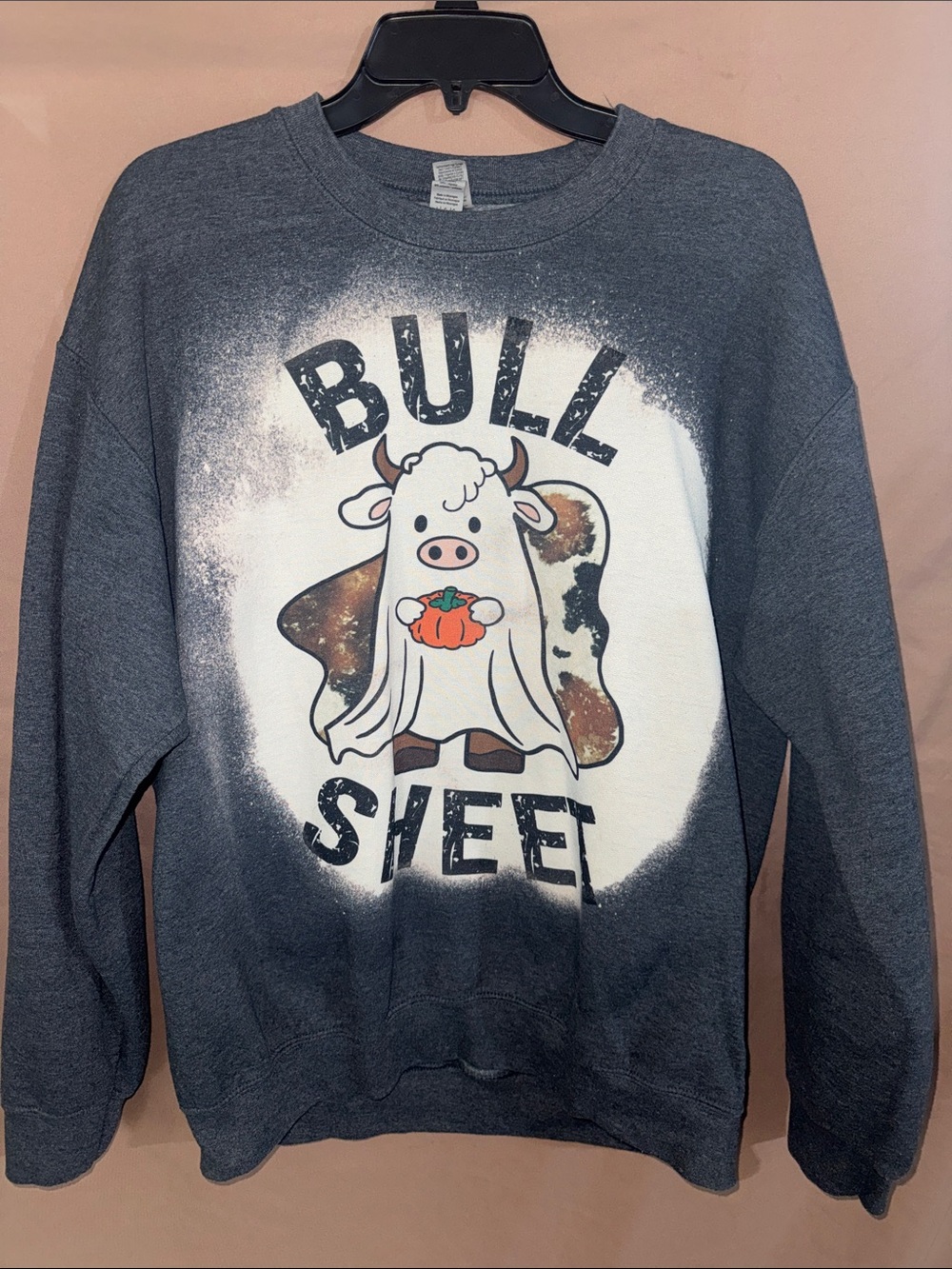 NWOT Women’s Large Gildan Dark Gray “Bull Sheet” Crewneck Sweatshirt